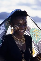 Archipel-des-Comores;-France;-Jeune-femme;-Kaleidos;-Kaleidos-images;-Kanga;-La-parole-à-limage;-Laurent-Abad;-Maquillage-doré;-Mayotte;-Océan-Indien;-Parure;-Portrait;-Stories-Pictures;-Voile